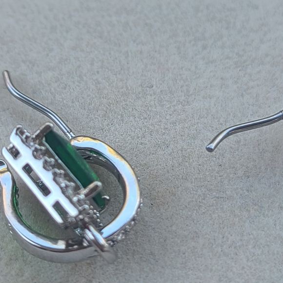 Swarovski Angelic Rectangular Pierced Earrings, Green, Rhodium Plated- Excellent - Picture 6 of 9